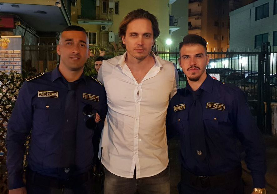 due bodyguard con attore italiano