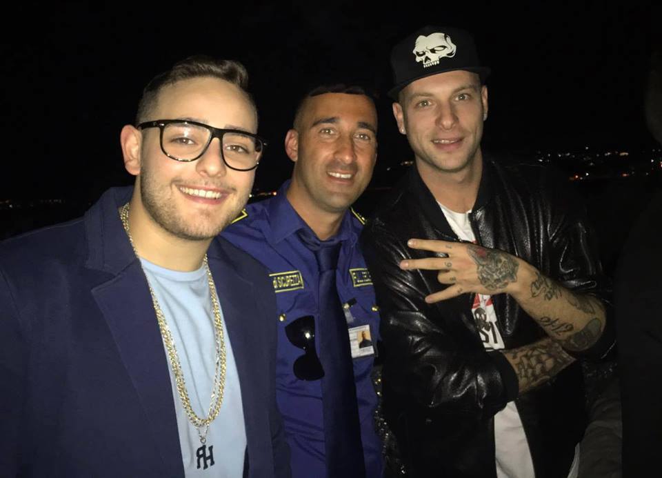 una bodyguard con due cantanti rap italiani