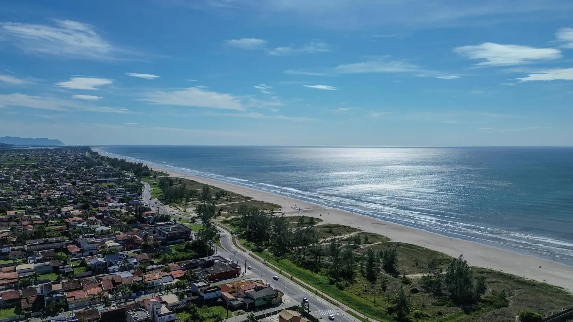 Vista aérea da orla da praia de Ilha Comprida, SP