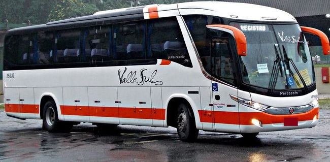 Um ônibus branco estacionado com as palavras Valle Sul na lateral