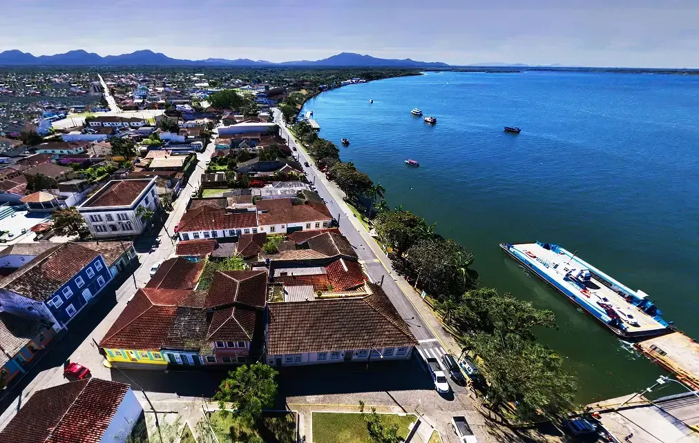 Vista aérea dos casarões históricos de Cananeia em SP