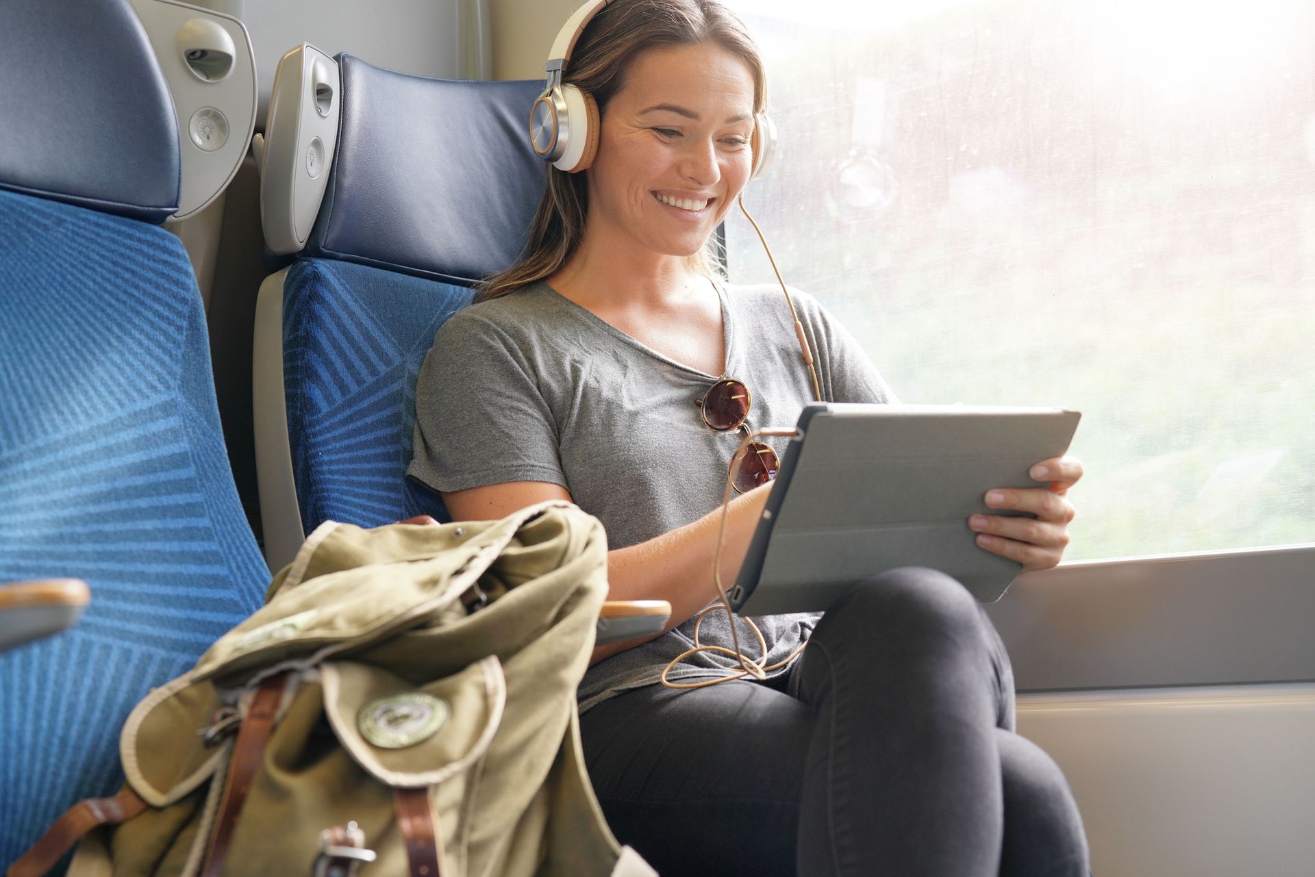 Jonge vrouw in de trein