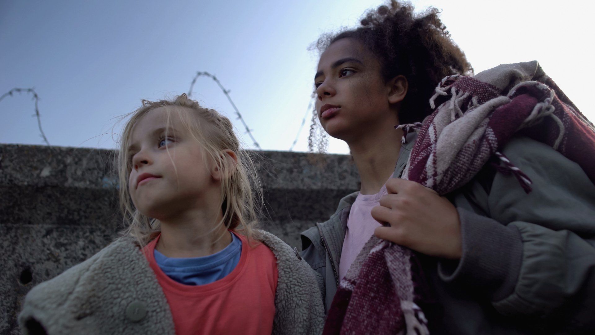 Twee kinderen op d evlucht, met een deken.