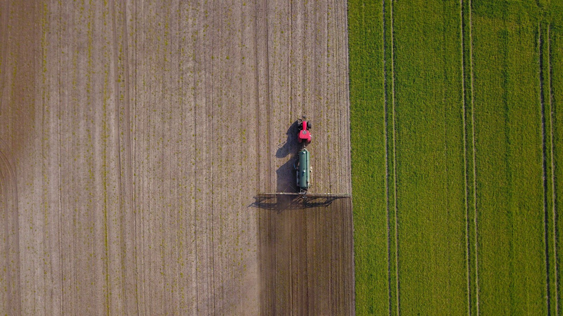 Tractor op een veld, van boven gezien.