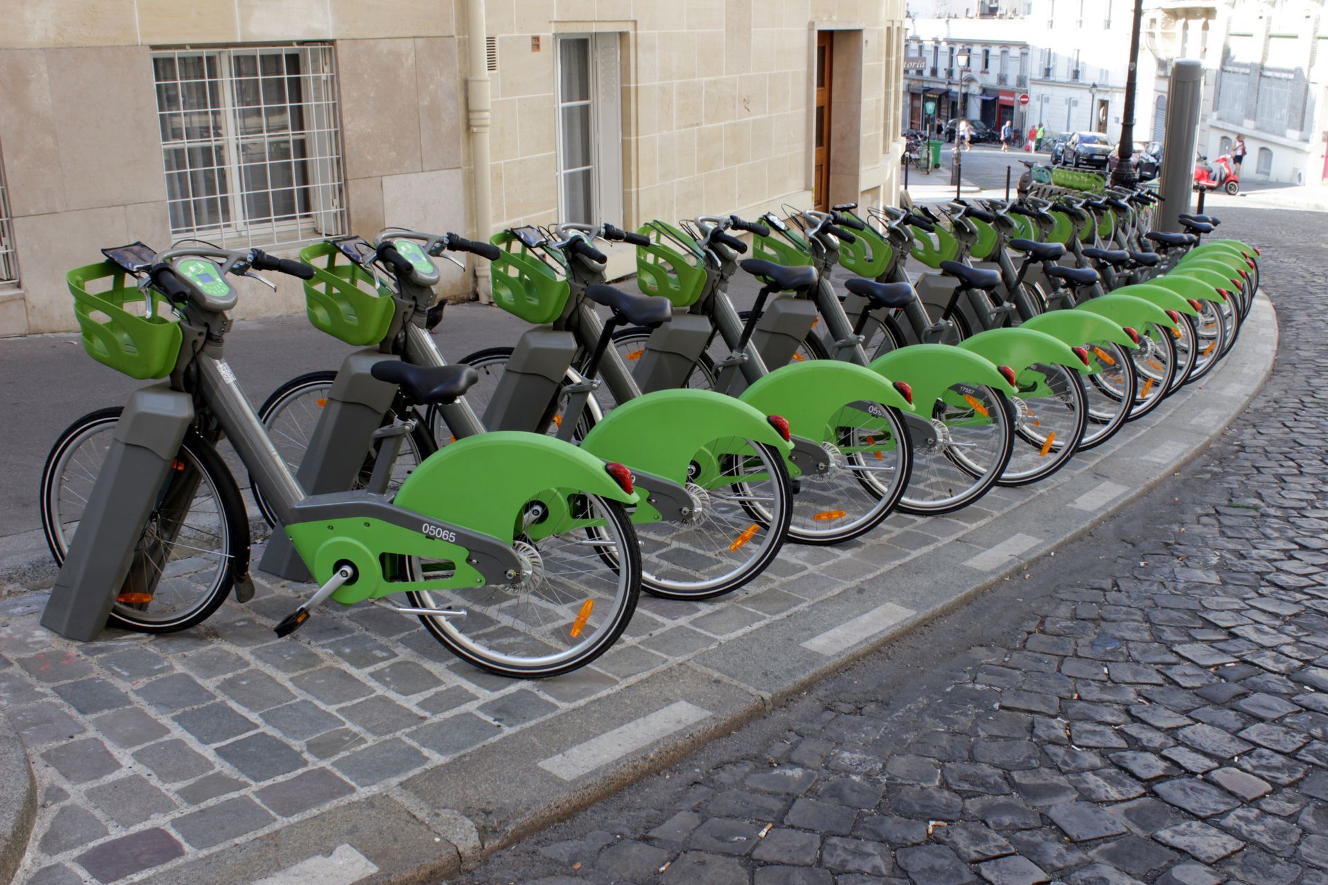 Zo kan het ook: Een keurige rij e-Bikes in docking points, in Parijs.