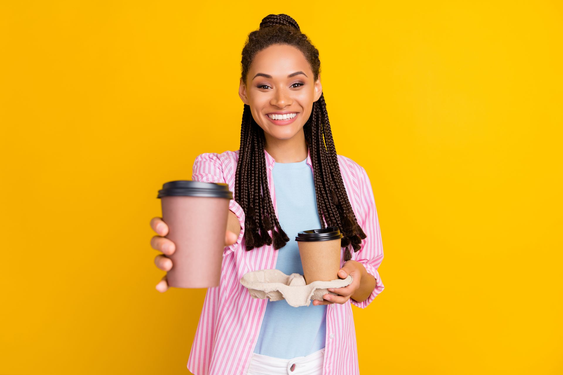 Vrouw met twee koffie biedt er één aan.