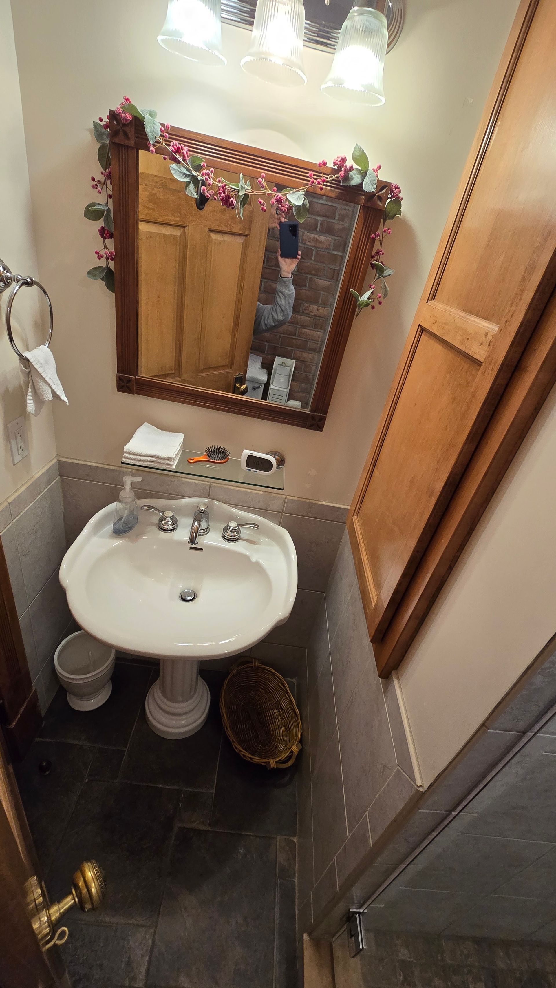 A bathroom with a sink and a mirror.
