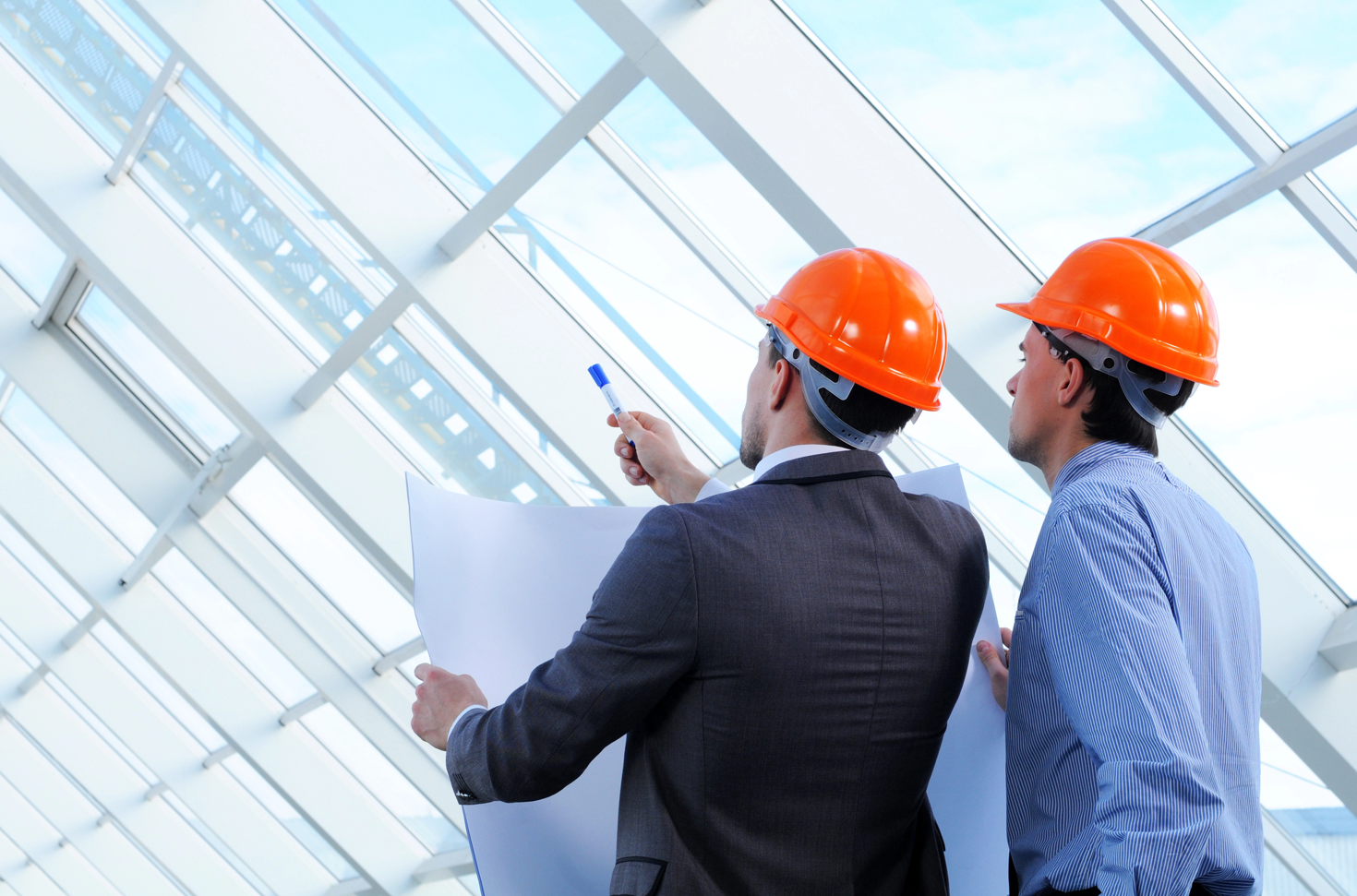 Pared blanca con una consola negra que muestra decoración, obras de arte y un reloj.