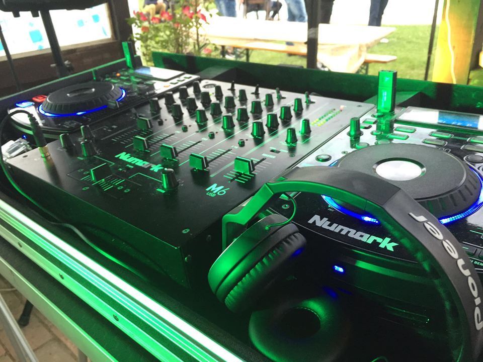 Un paio di cuffie numark appoggiate su un mixer da dj