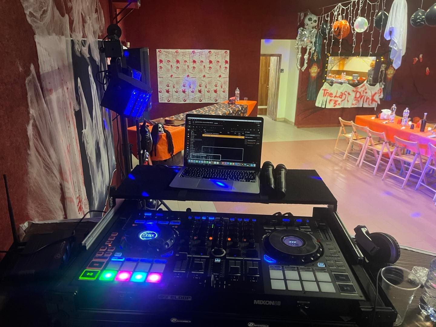 Una cabina da dj con un computer portatile sopra in una stanza.