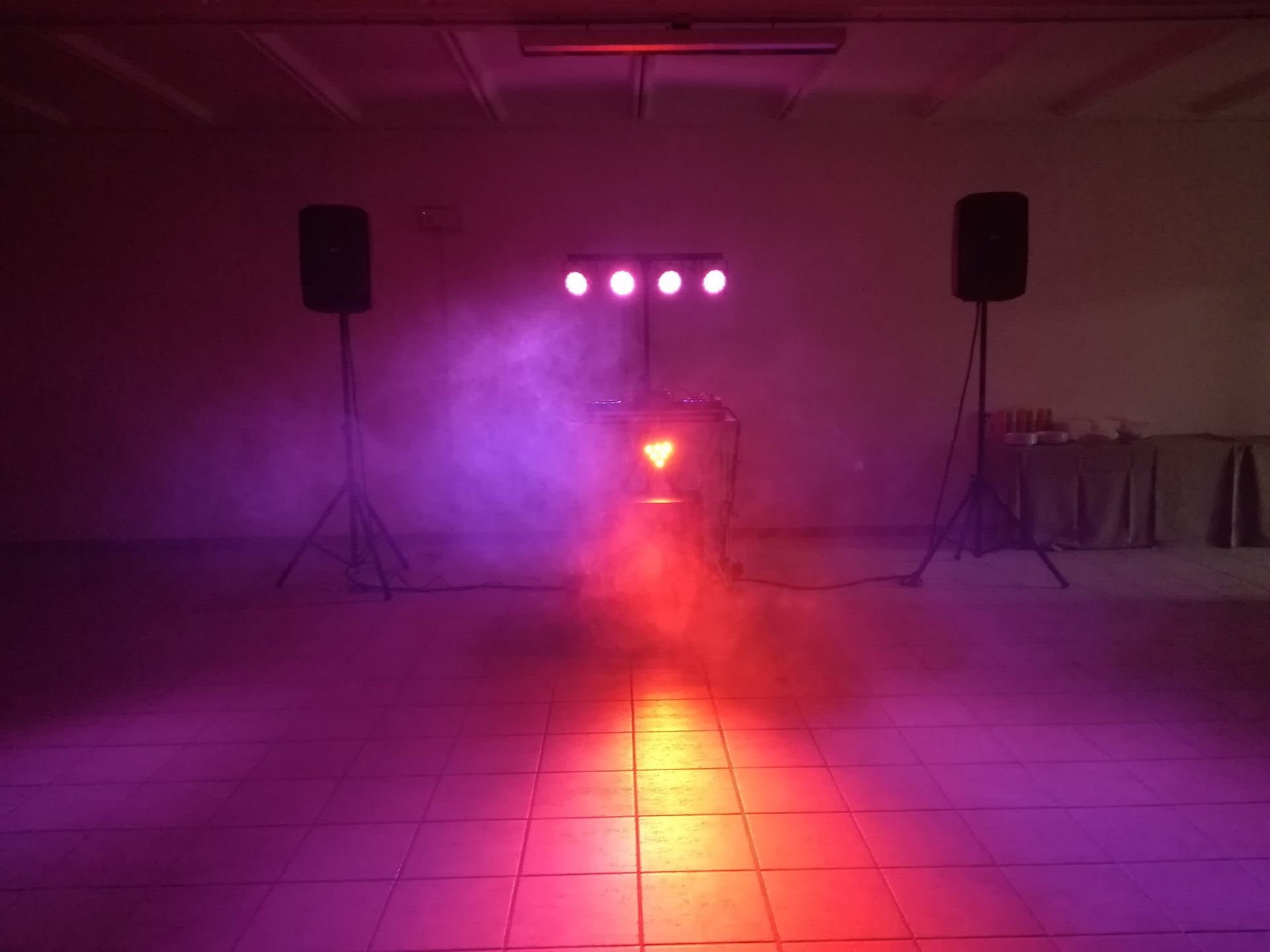 Una stanza con molte luci e altoparlanti.