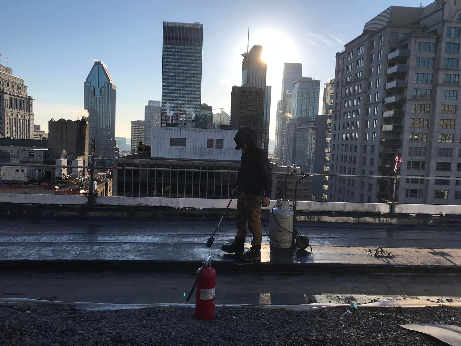 Un homme marche sur un toit avec un extincteur