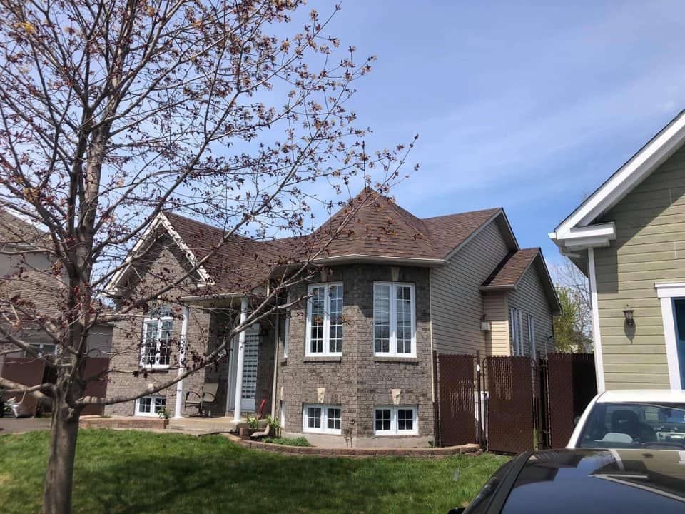 Une maison avec une voiture garée devant