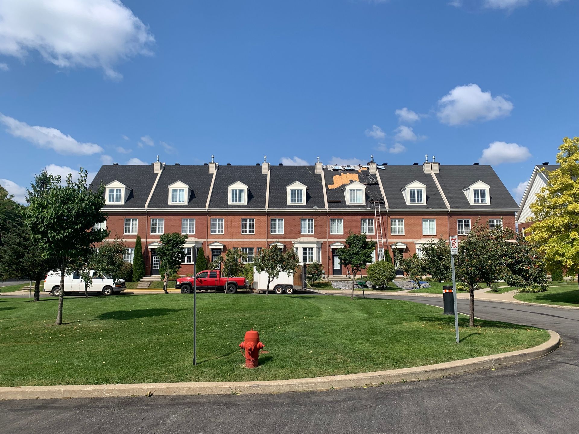 Une rangée de maisons avec une bouche d'incendie devant elles.
