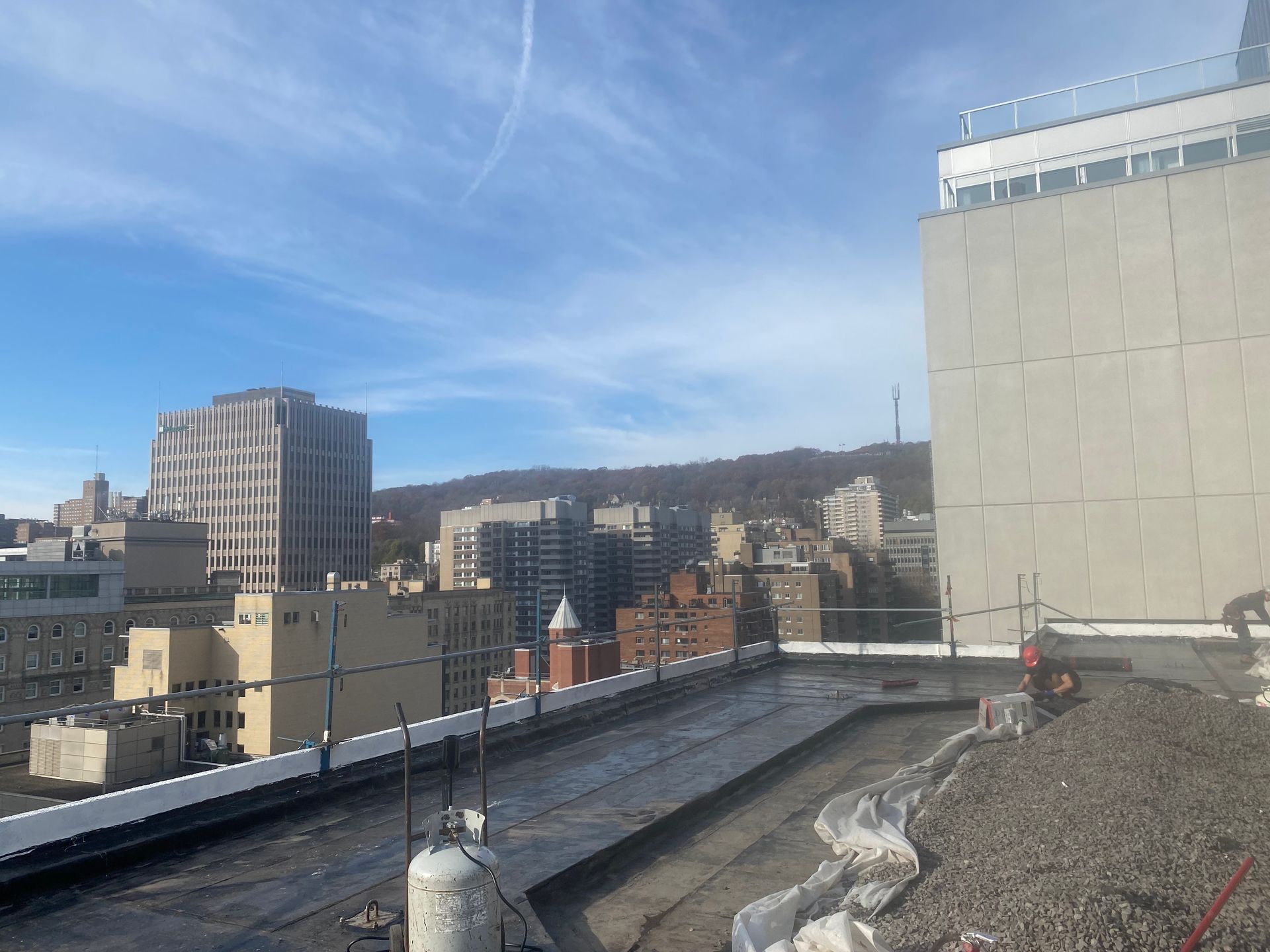 Une vue sur les toits d'une ville avec un grand bâtiment en arrière-plan