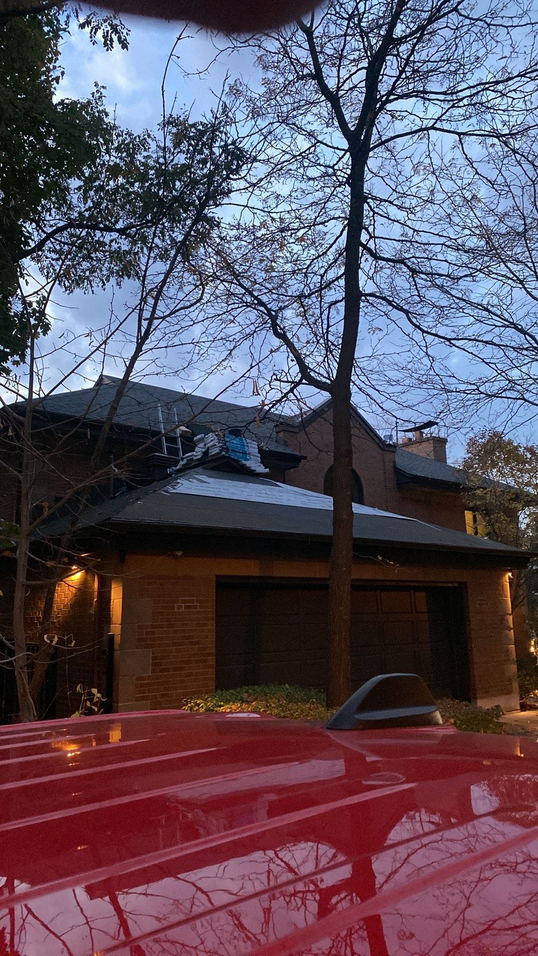 Un homme se tient sur le toit d'une maison.