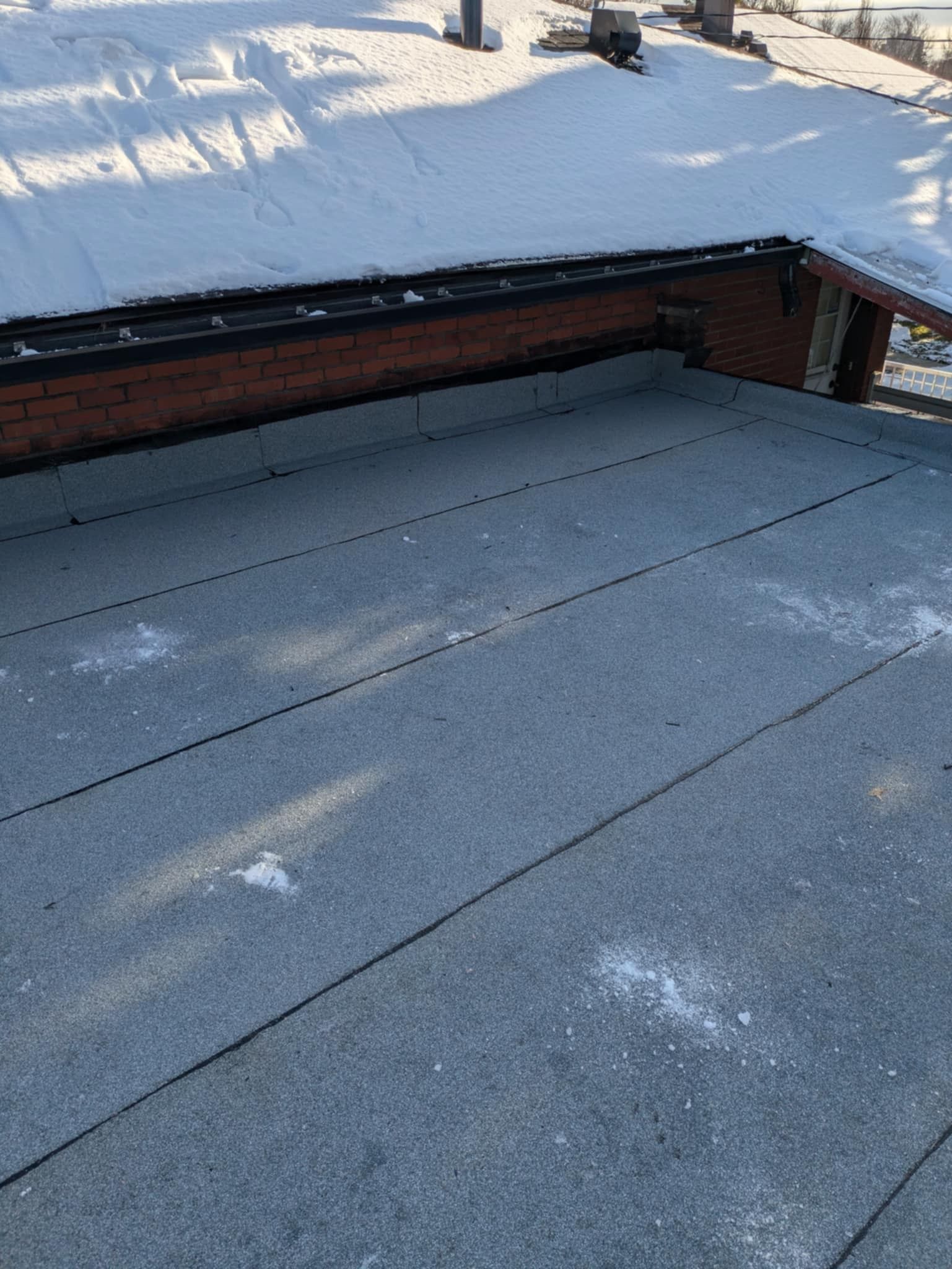 Un gros plan d'un toit avec de la neige dessus.