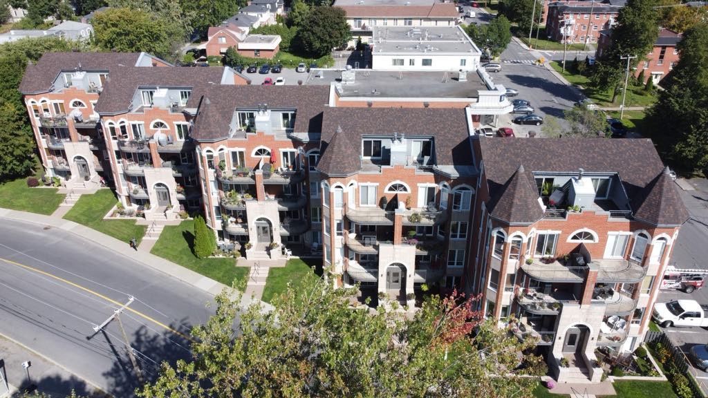 Une vue aérienne d'une rangée d'immeubles d'appartements dans un quartier résidentiel.