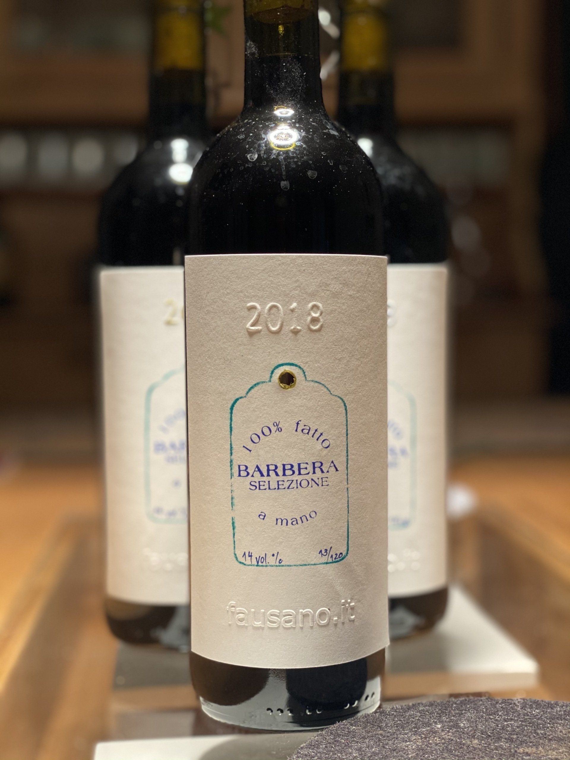 Weinflaschen mit Etikett mit dem Jahrgang 2018