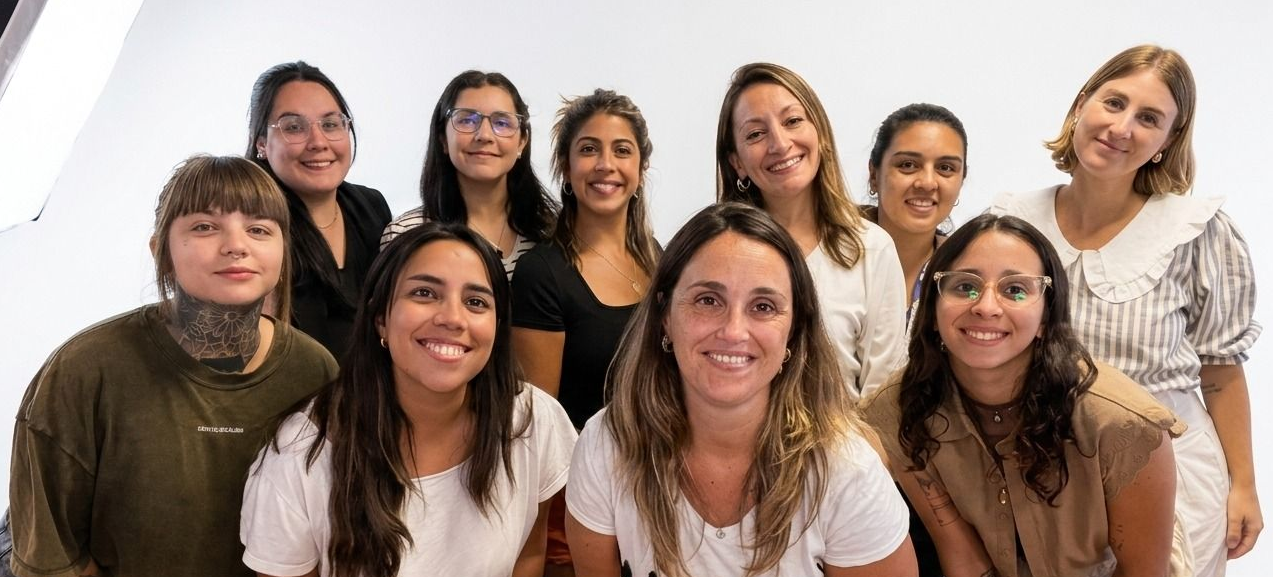 Grupo de personas sonrientes posando para una foto.