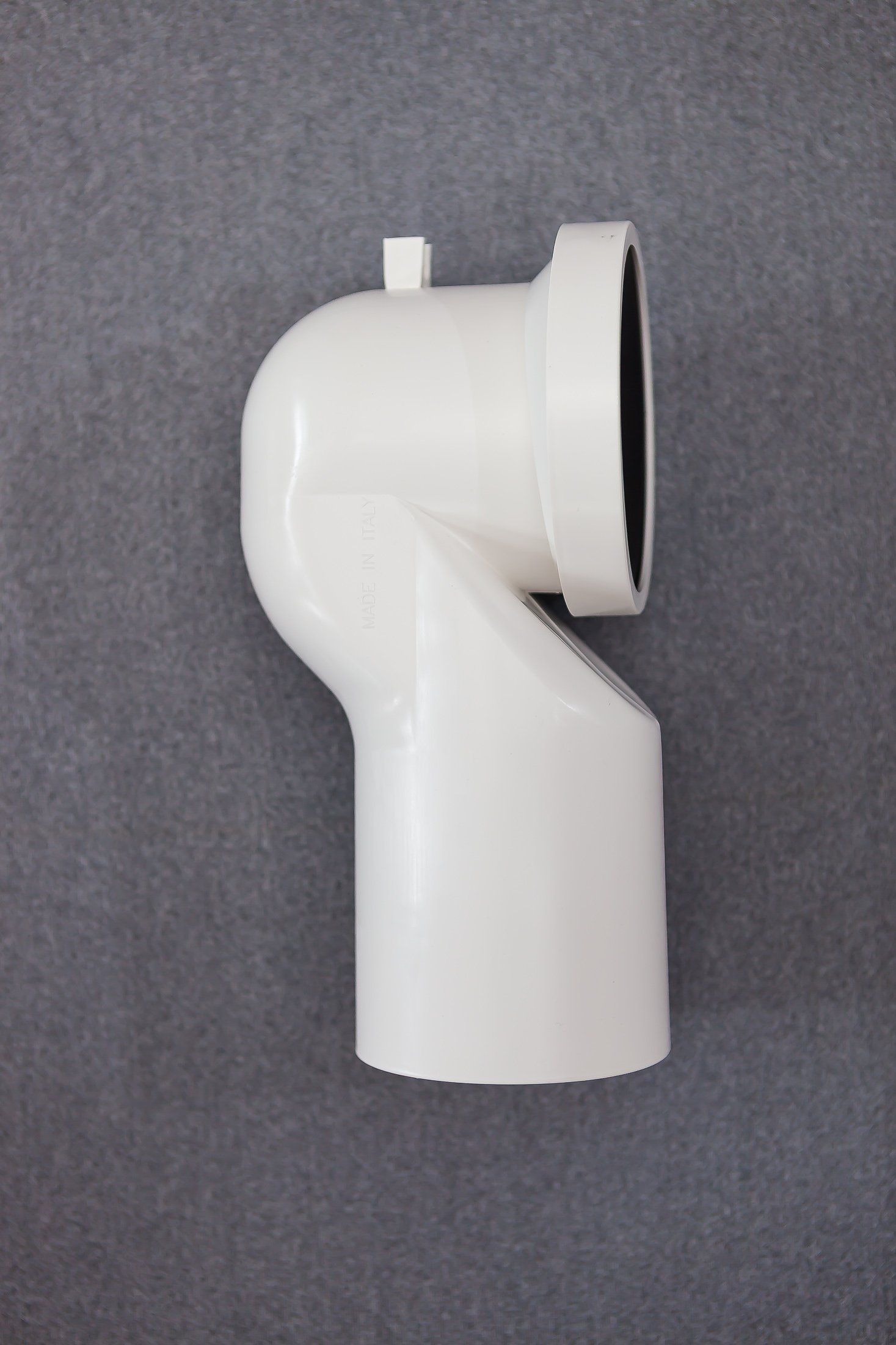 componente in plastica per tubazione idraulica