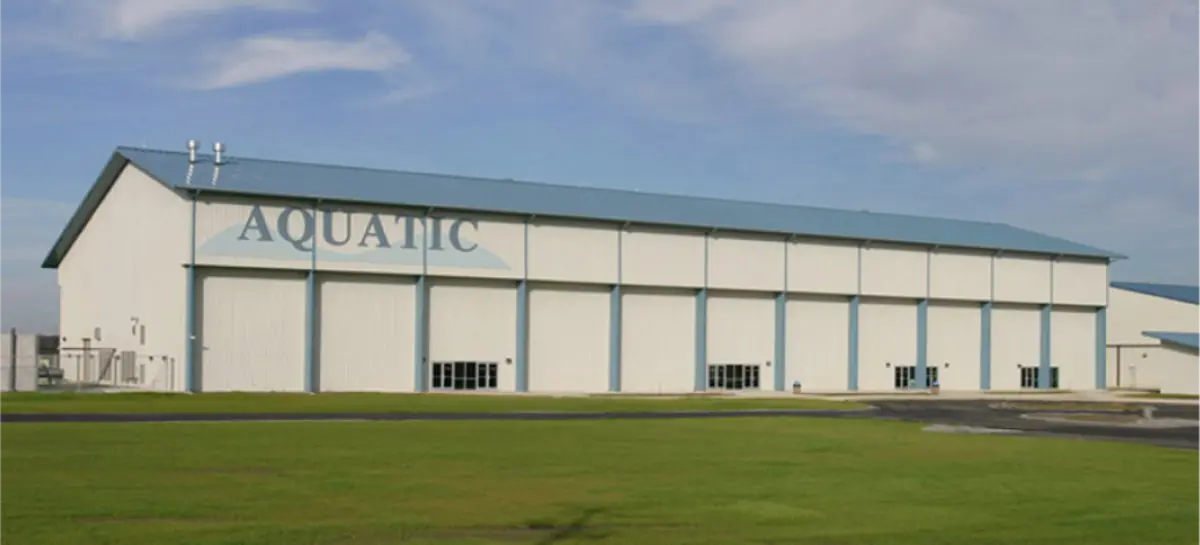 A large white building with the word aquatic on it