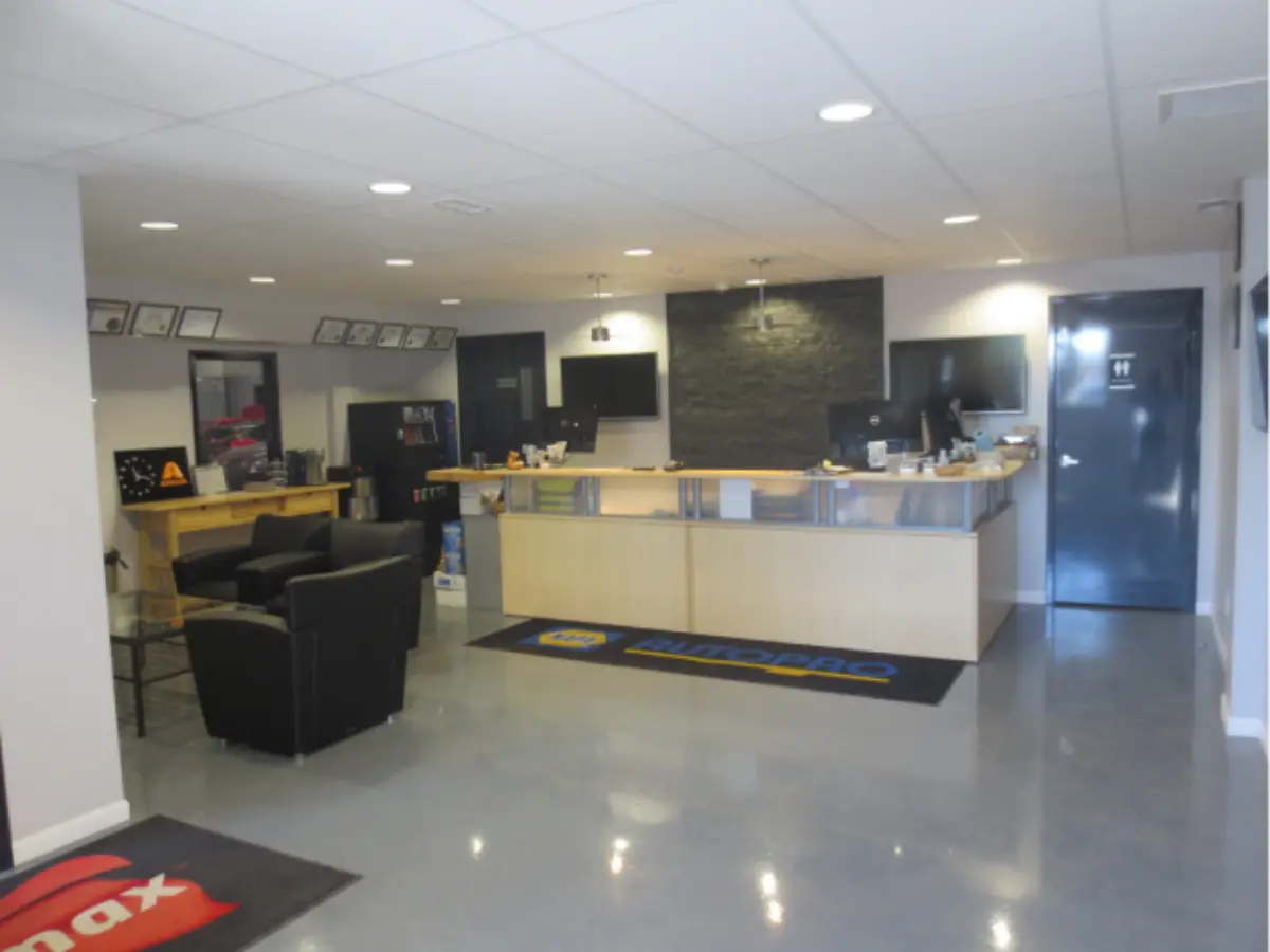 A reception area with a rug that says ' xerox ' on it