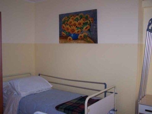 C'è un dipinto di girasoli sulla parete sopra il letto.