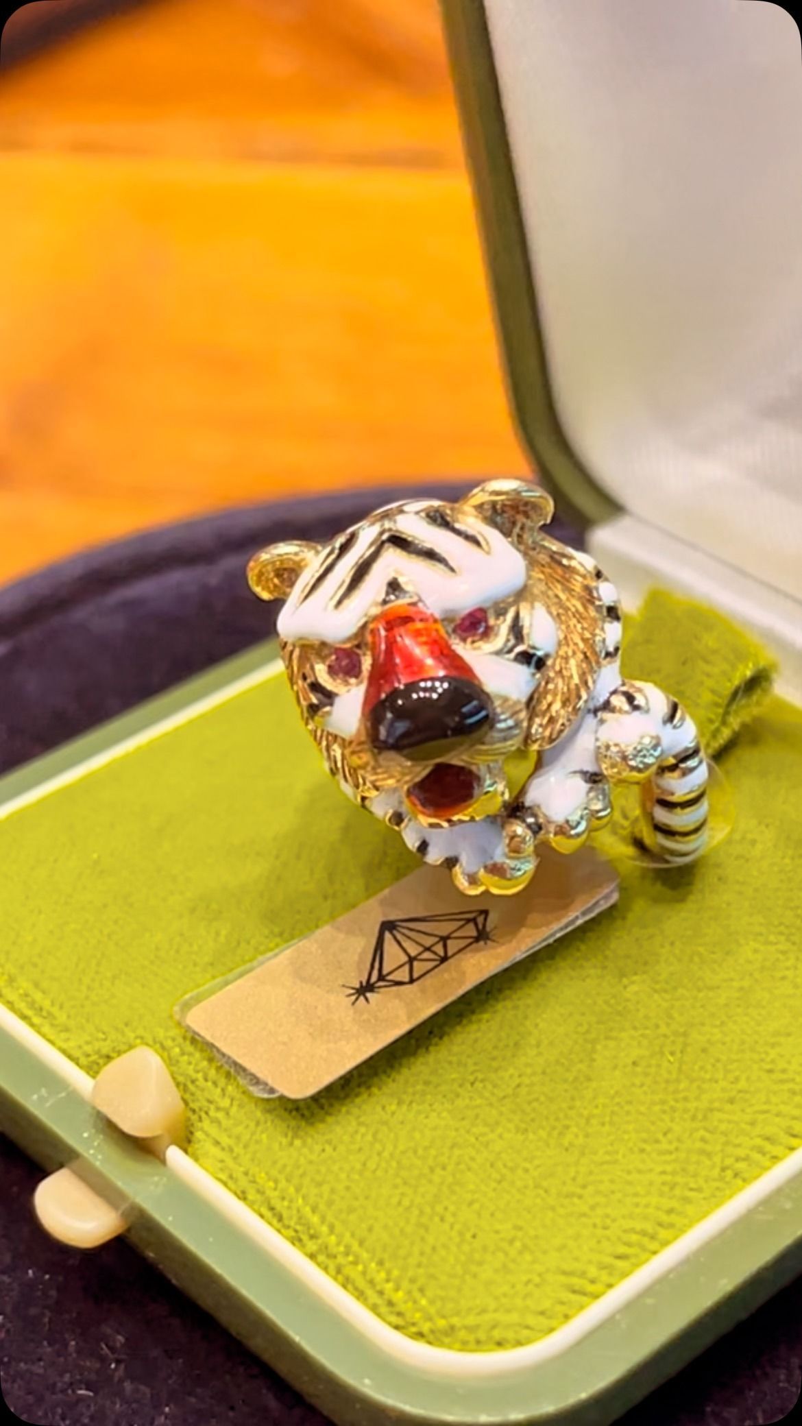 Un magazziniere sta scansionando una scatola con uno scanner di codici a barre.