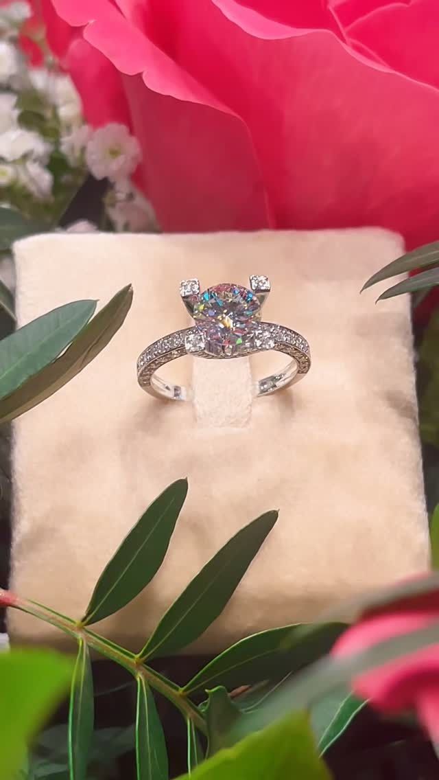 Un camion blu è parcheggiato accanto a un camion bianco in un parcheggio.