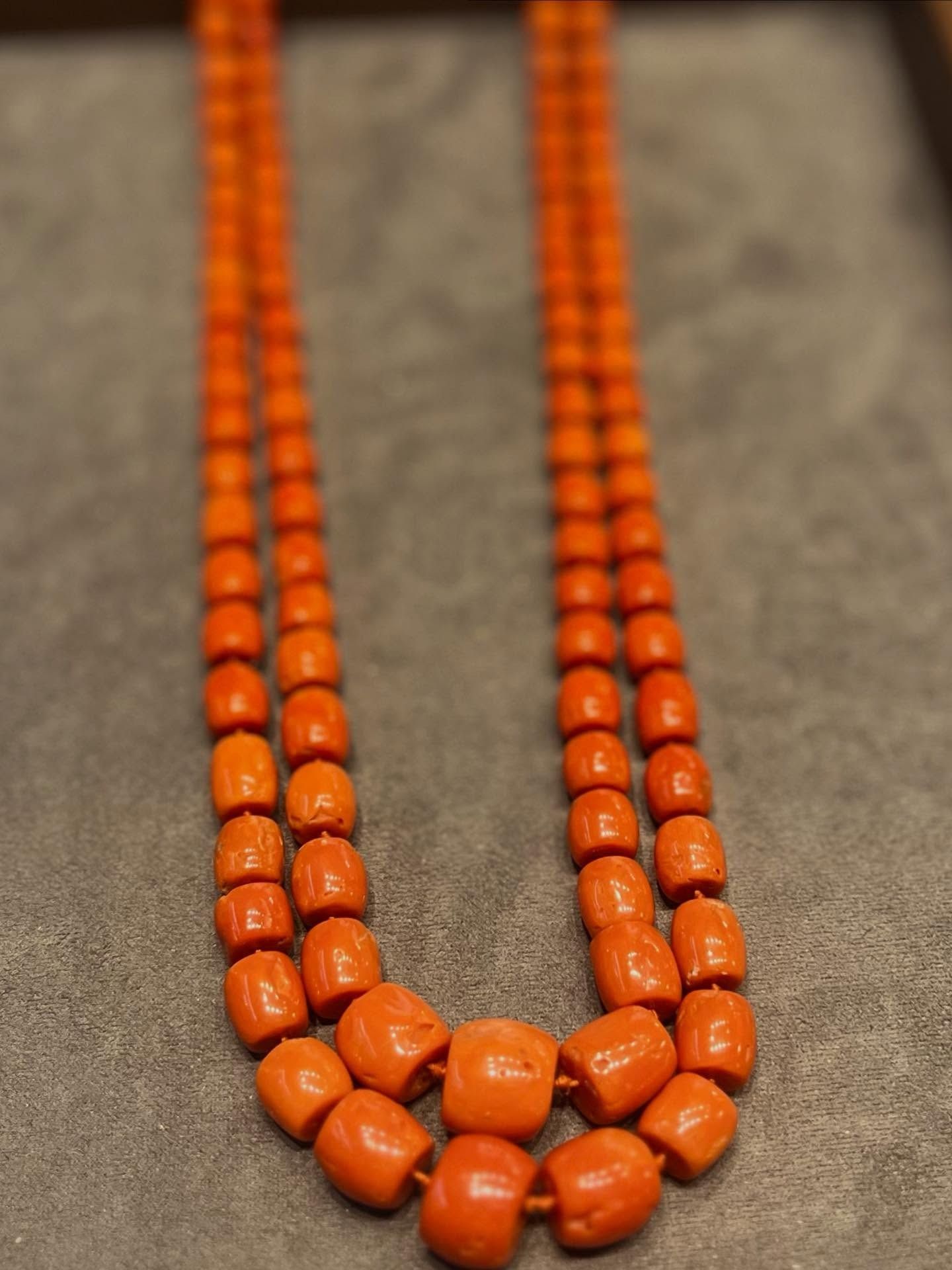 Una vista aerea di un camion che percorre un'autostrada.