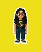 Una niña de dibujos animados que lleva una camiseta negra con la letra s.