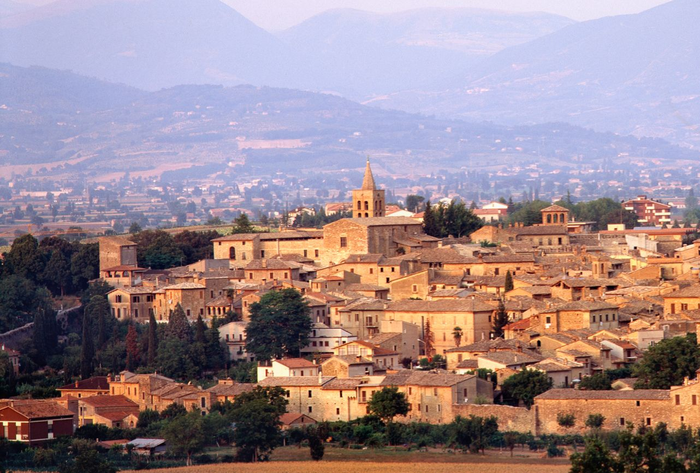 Cittadina storica in pietra con il campanile della chiesa