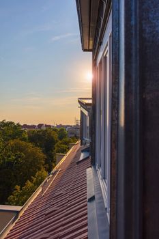 Blick auf Sonnenuntergang vom Dachgeschoss einer Immobilie in Leipzig
