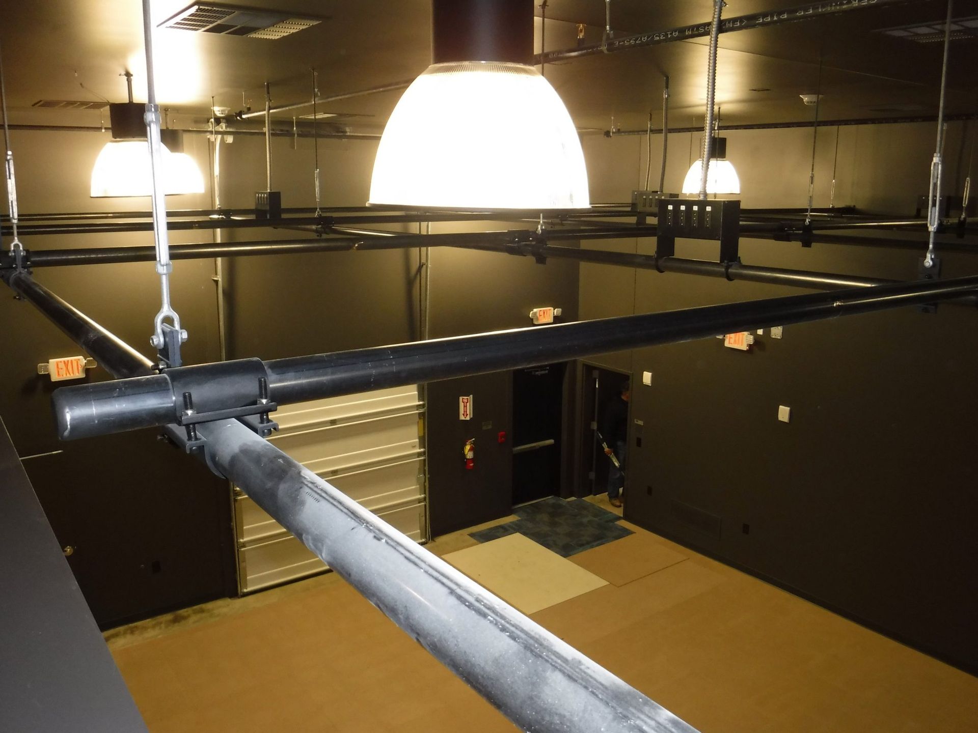 A dark room with a light hanging from the ceiling.