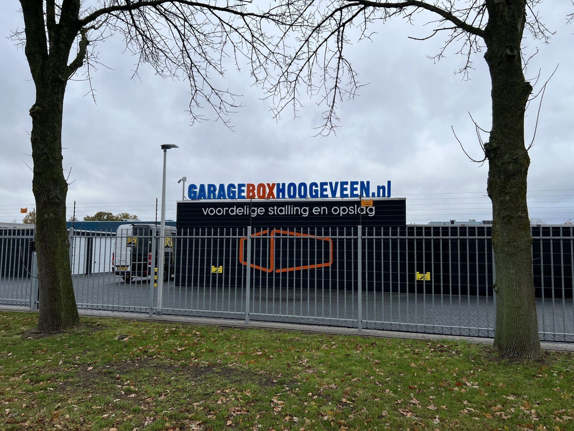 Garagepark Hoogeveen met verlichte reclame en moderne garageboxen