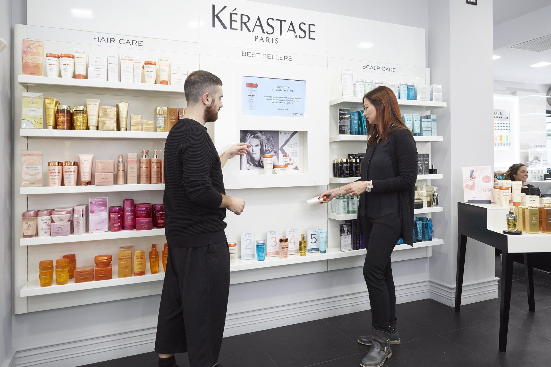 Stand di prodotti Kérastase nel salone di parrucchiere