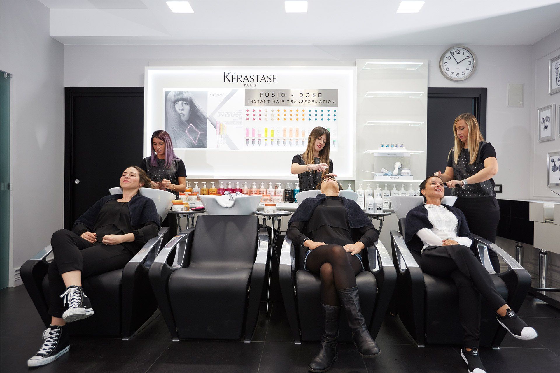 Specchio all'inyterno del salone di parrucchieri