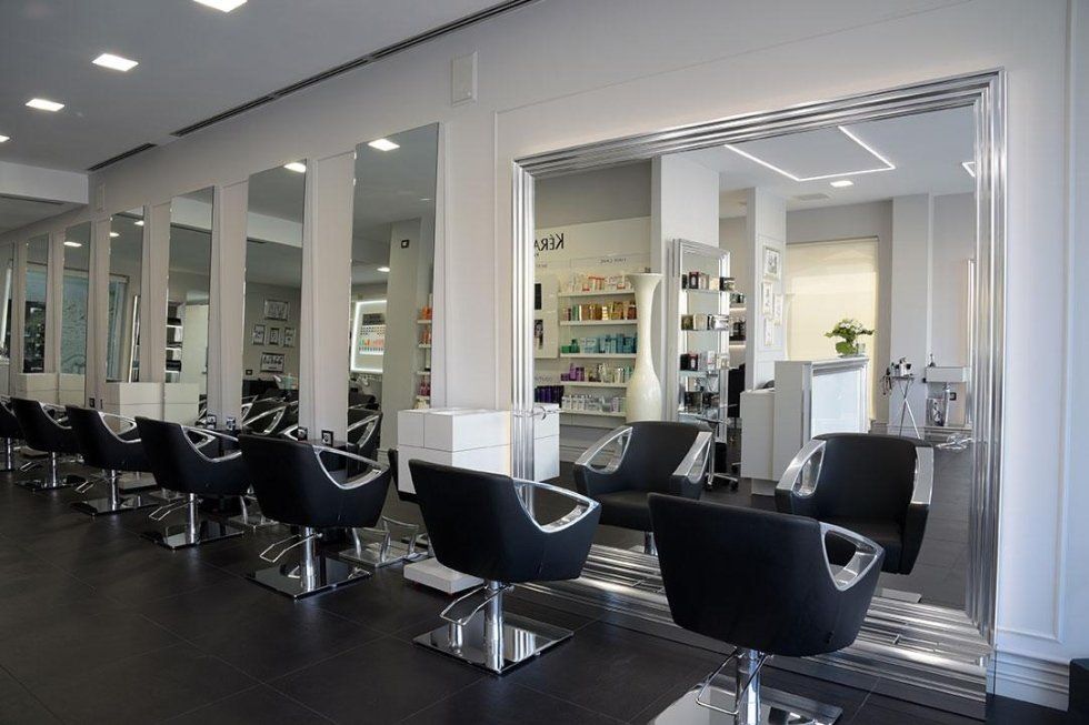 Postazioni per il lavaggio nel salone di parrucchiere