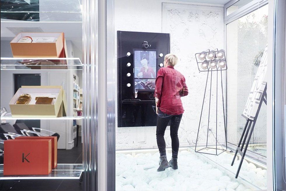 Specchio all'inyterno del salone di parrucchieri