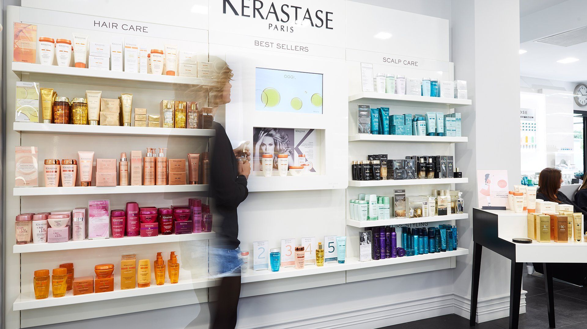 Postazioni allo specchio del salone di parrucchiere