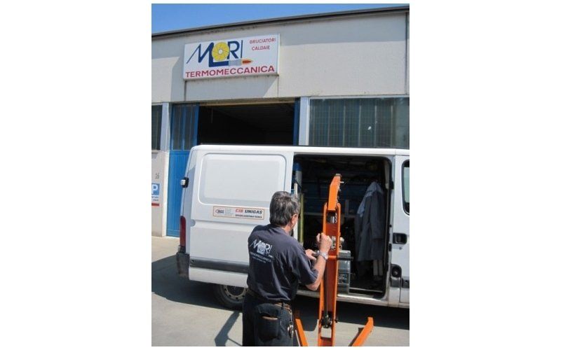 operaio mentre carica un furgone