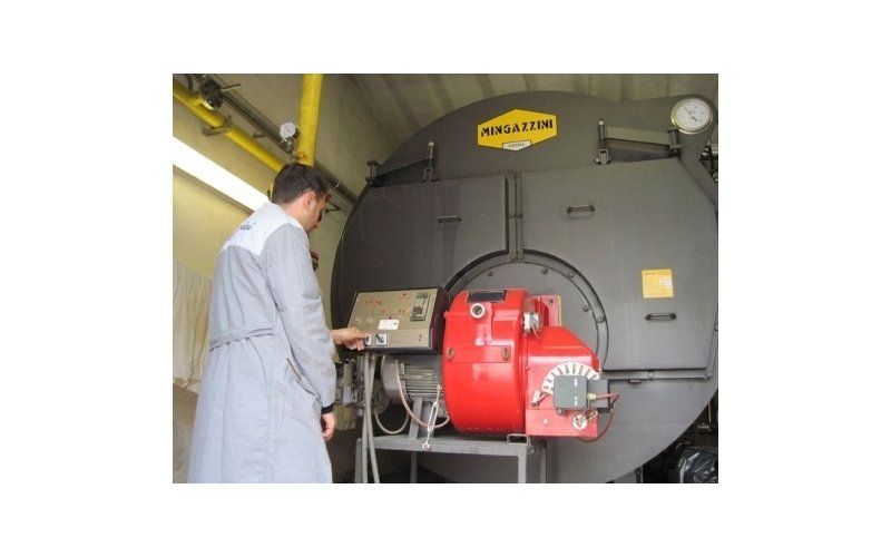 tecnico al lavoro con un bruciatore