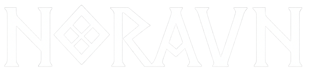 Hvit versjon av Noravn-logoen med ravn, skjold og fjær – egnet for mørk bakgrunn.