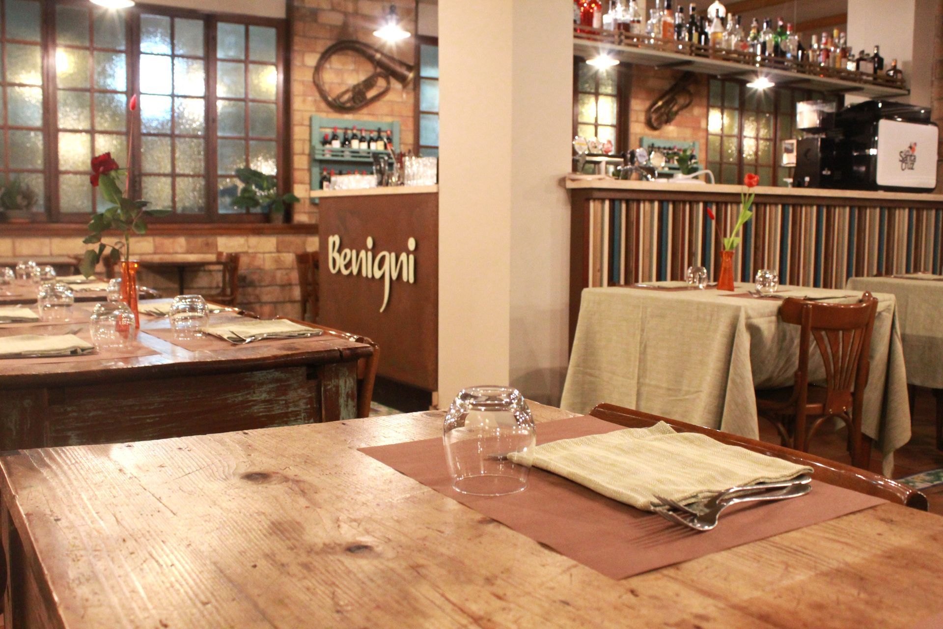 Fette di pane tostato con avocado, salmone affumicato e fette di limone su un piatto.