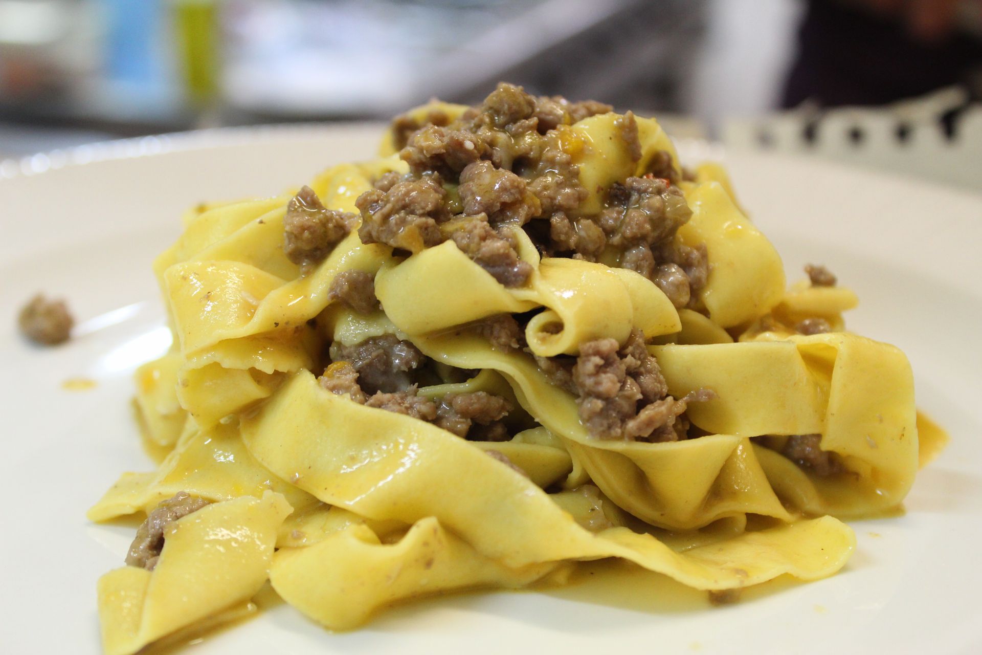 Fette di pane tostato con avocado, salmone affumicato e fette di limone su un piatto.