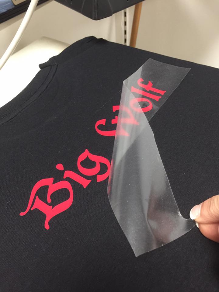 Scritta su maglietta nera