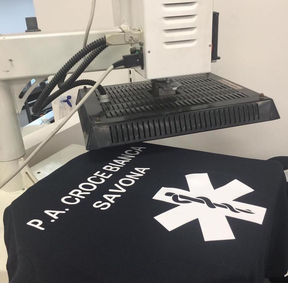 Scritta croce bianca su maglietta nera