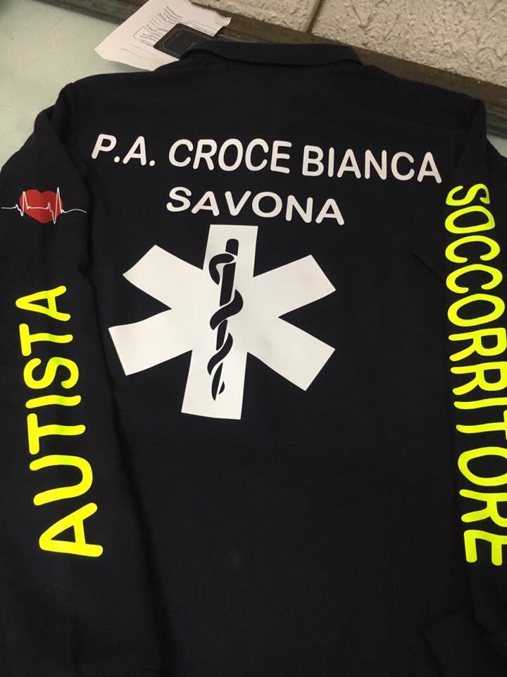 Logo croce bianca su maglietta nera