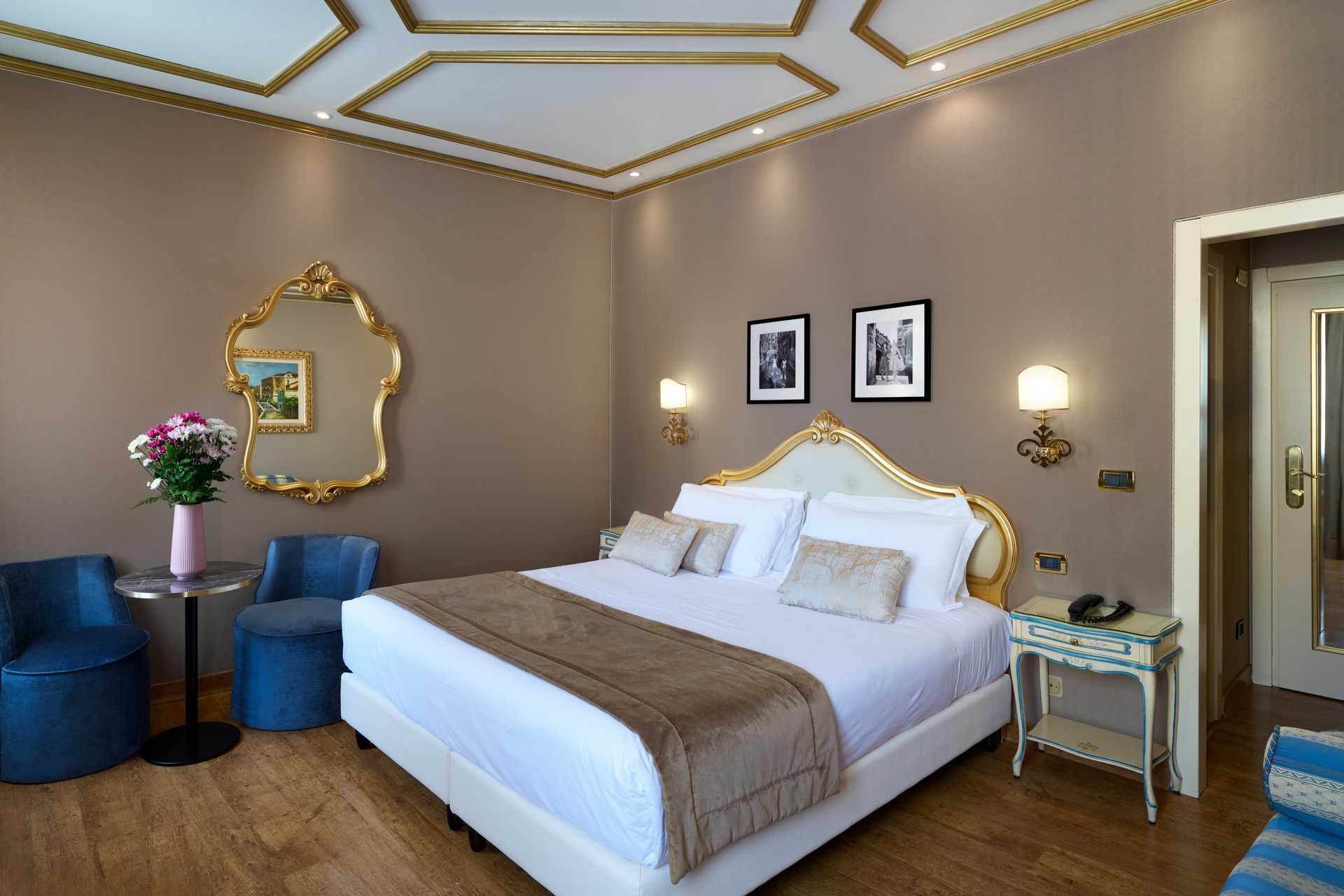 Há uma cama grande no meio do quarto.